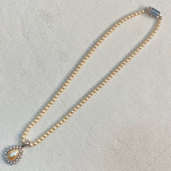 90s Monet Pearlesque Beaded Necklace Teardrop Pearlesque Rhinestone Trim Pendant - Picture 2 of 12